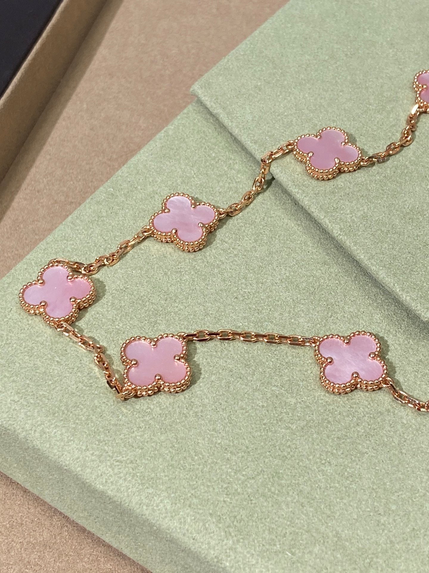 [Kincade Jewelrys] COLLIER ROSE À 10 MOTIFS CLOVER