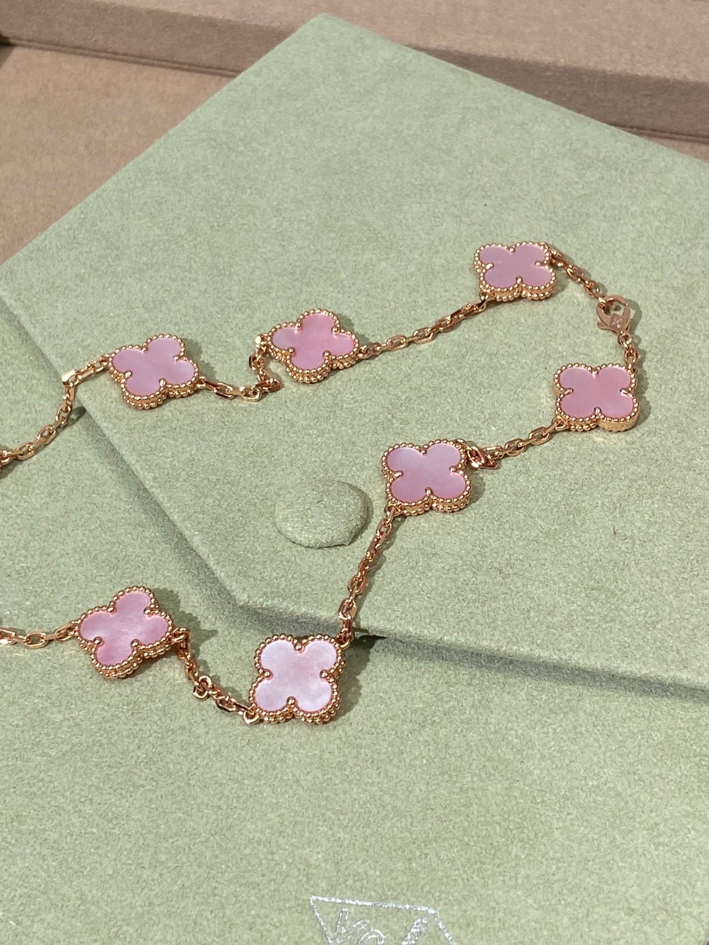 [Kincade Jewelrys] COLLIER ROSE À 10 MOTIFS CLOVER
