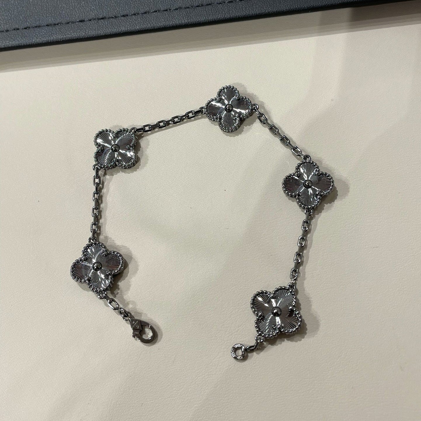 [Kincade Jewelrys]CLOVER 5 MOTIF BLACK BRACELET