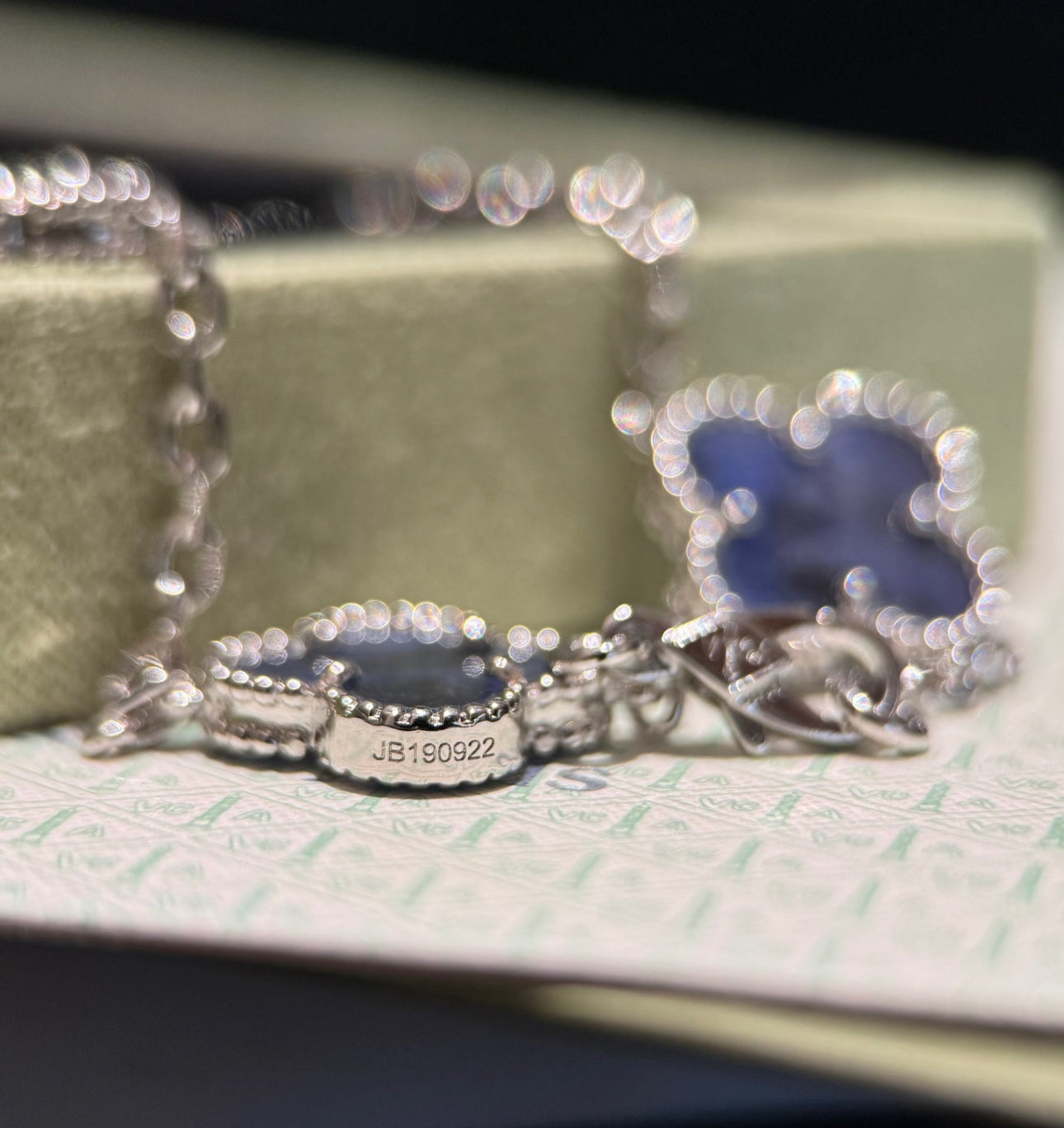 [Kincade Jewelrys] COLLIER À PIERRES BIDE À 10 MOTIFS DE TRÈFLE