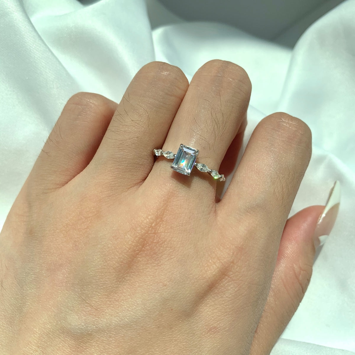 [Kincade Jewelry] Bague quotidienne délicate et resplendissante de 1,0 carat