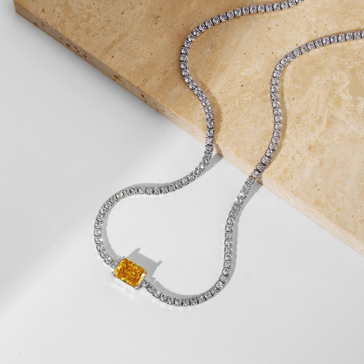 [Kincade Jewelrys] Collier orné d'une émeraude taille 2,0 carats