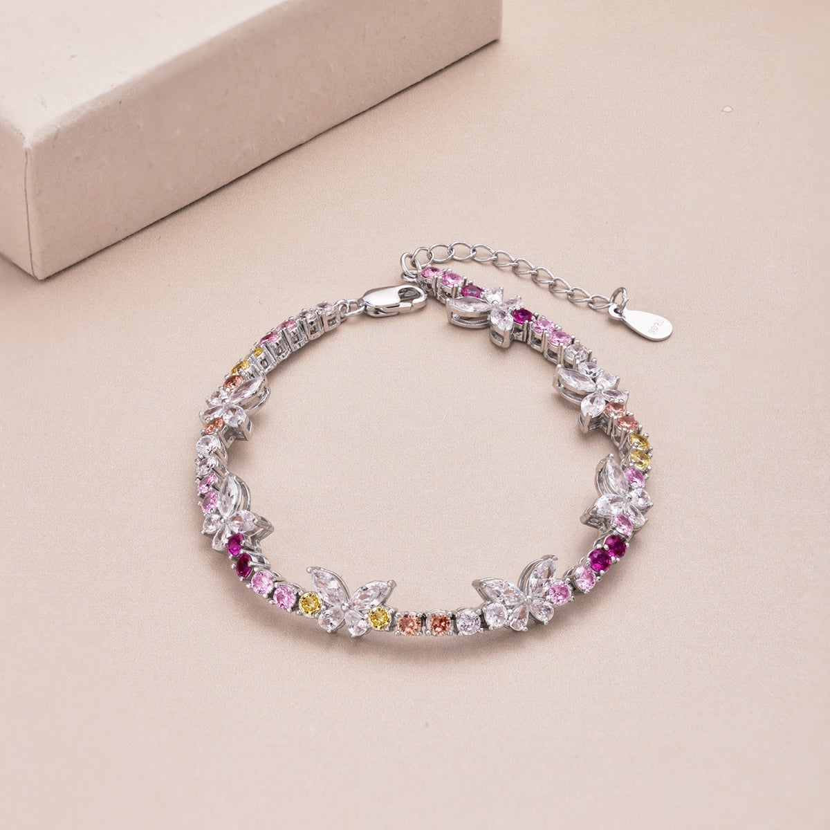 [Kincade Jewelrys] Bracelet rond en forme de papillon coloré et orné