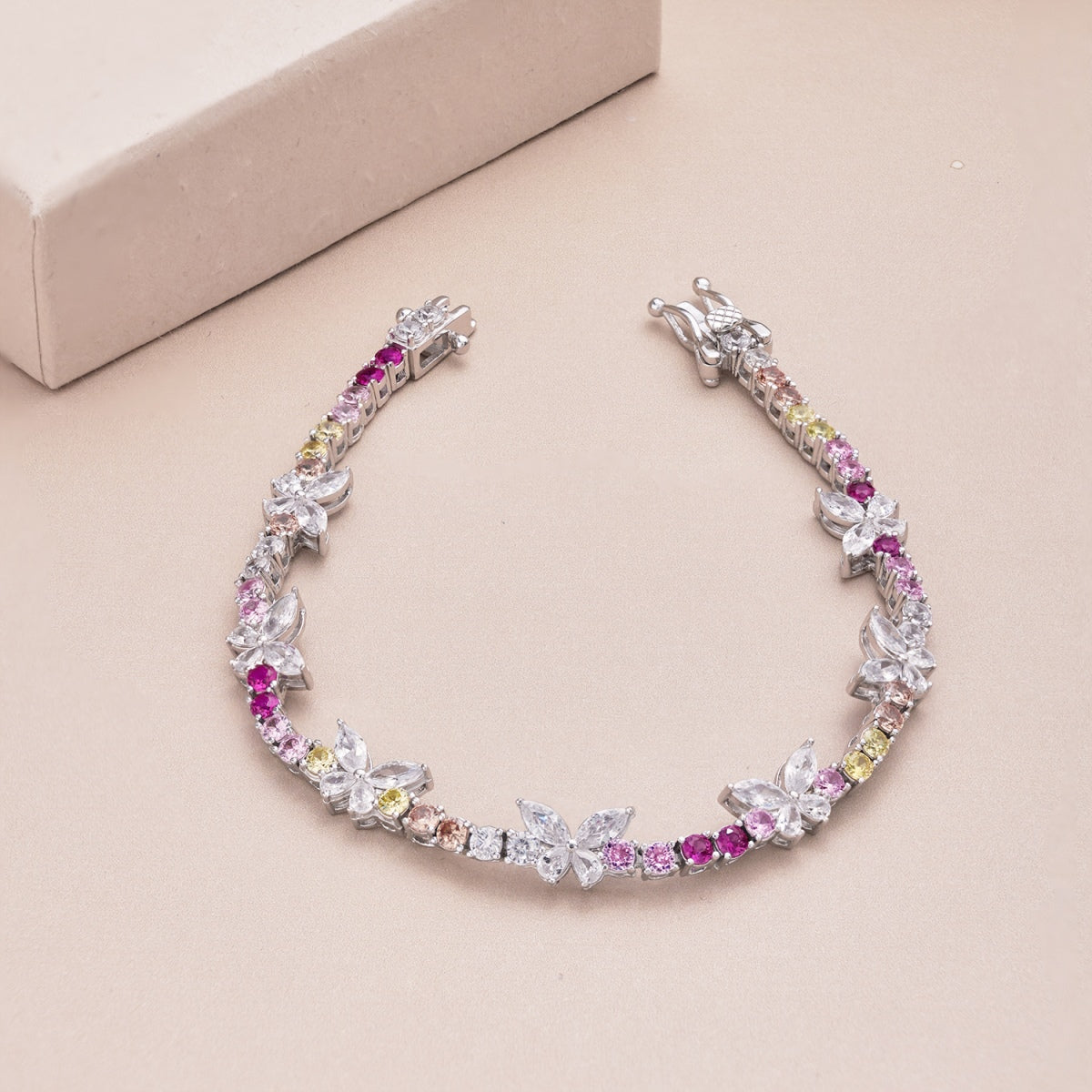 [Kincade Jewelrys] Bracelet rond en forme de papillon coloré et orné