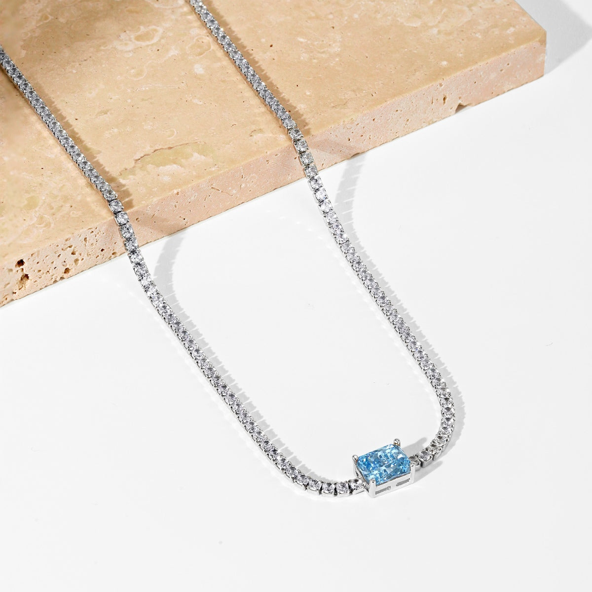 [Kincade Jewelrys] Collier orné d'une émeraude taille 2,0 carats