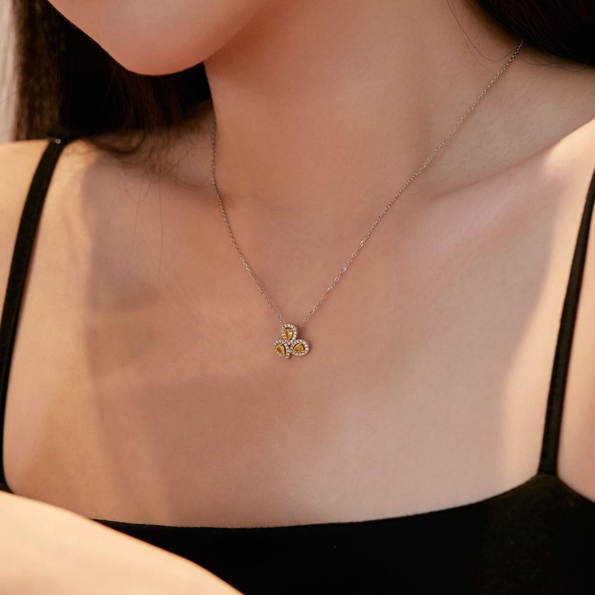 [Kincade Jewelrys] Collier élégant en forme de fleur et taille poire