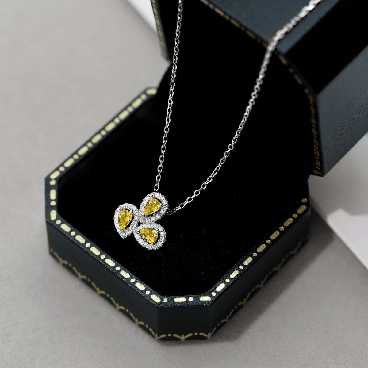[Kincade Jewelrys] Collier élégant en forme de fleur et taille poire
