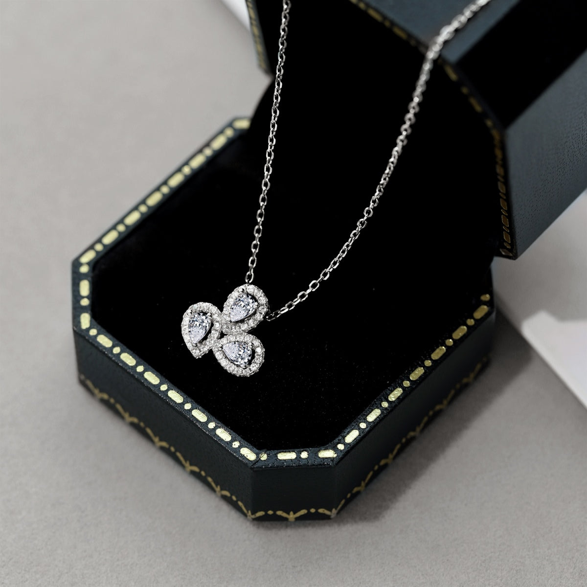 [Kincade Jewelrys] Collier élégant en forme de fleur et taille poire