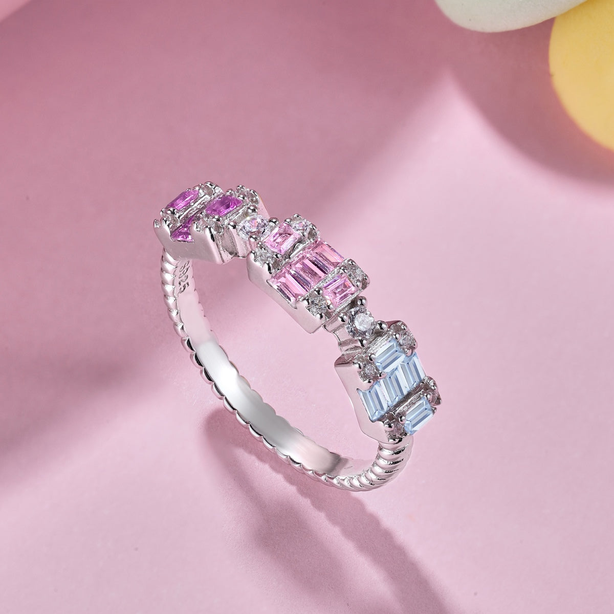 [Kincade Jewelrys] Bague de fête unique et colorée en émeraude taillée