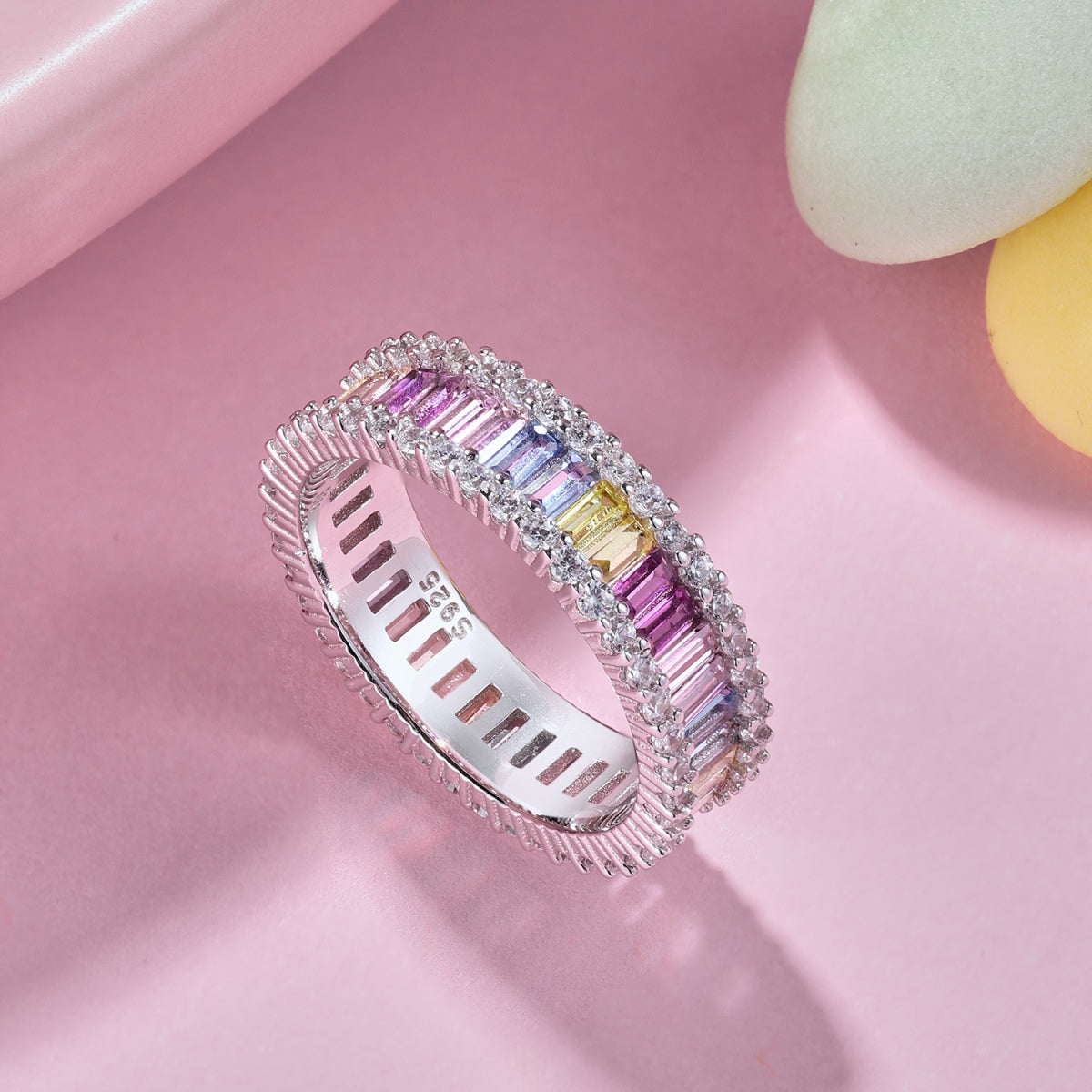 [Kincade Jewelry] Bague quotidienne délicate en émeraude kaléidoscopique