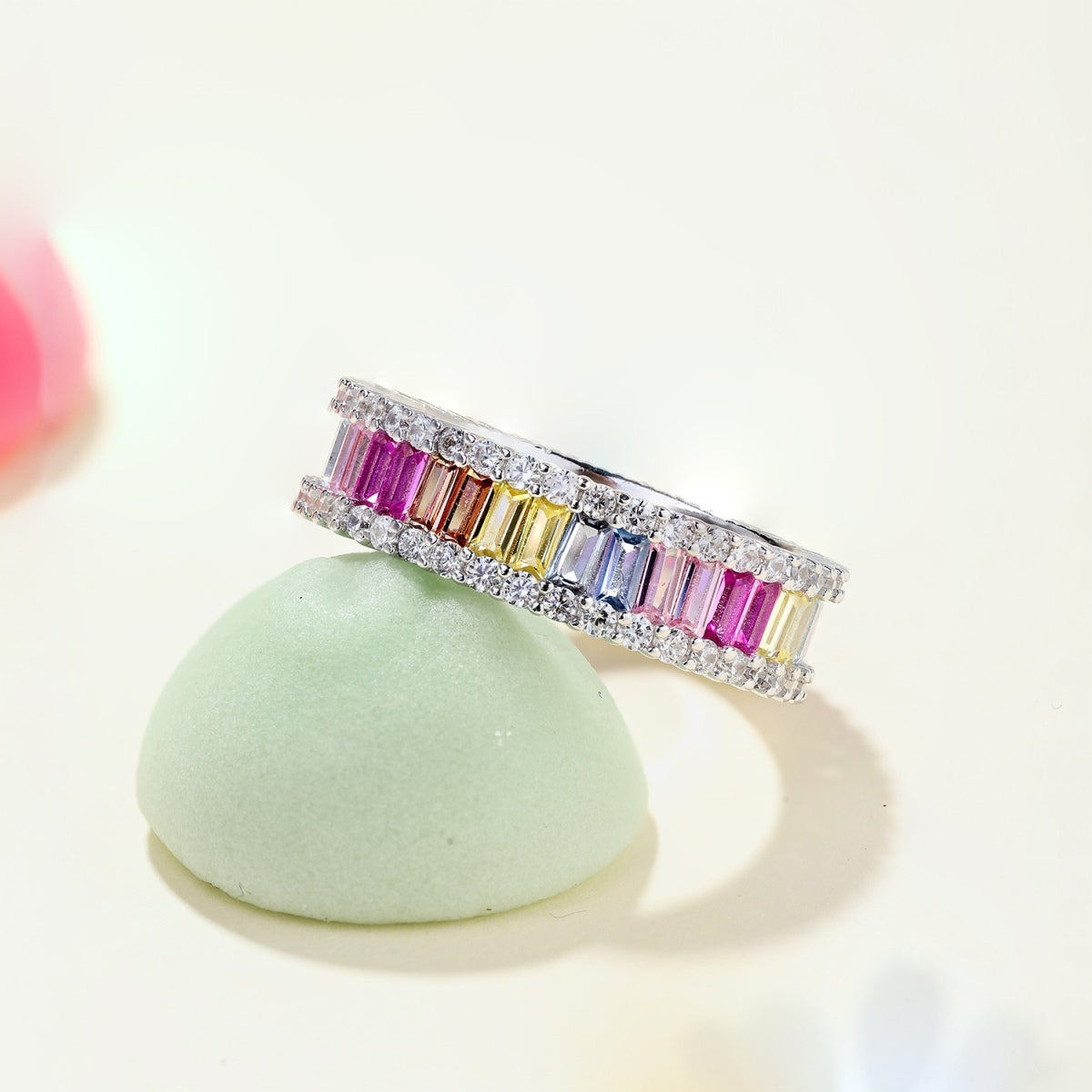 [Kincade Jewelry] Bague quotidienne délicate en émeraude kaléidoscopique