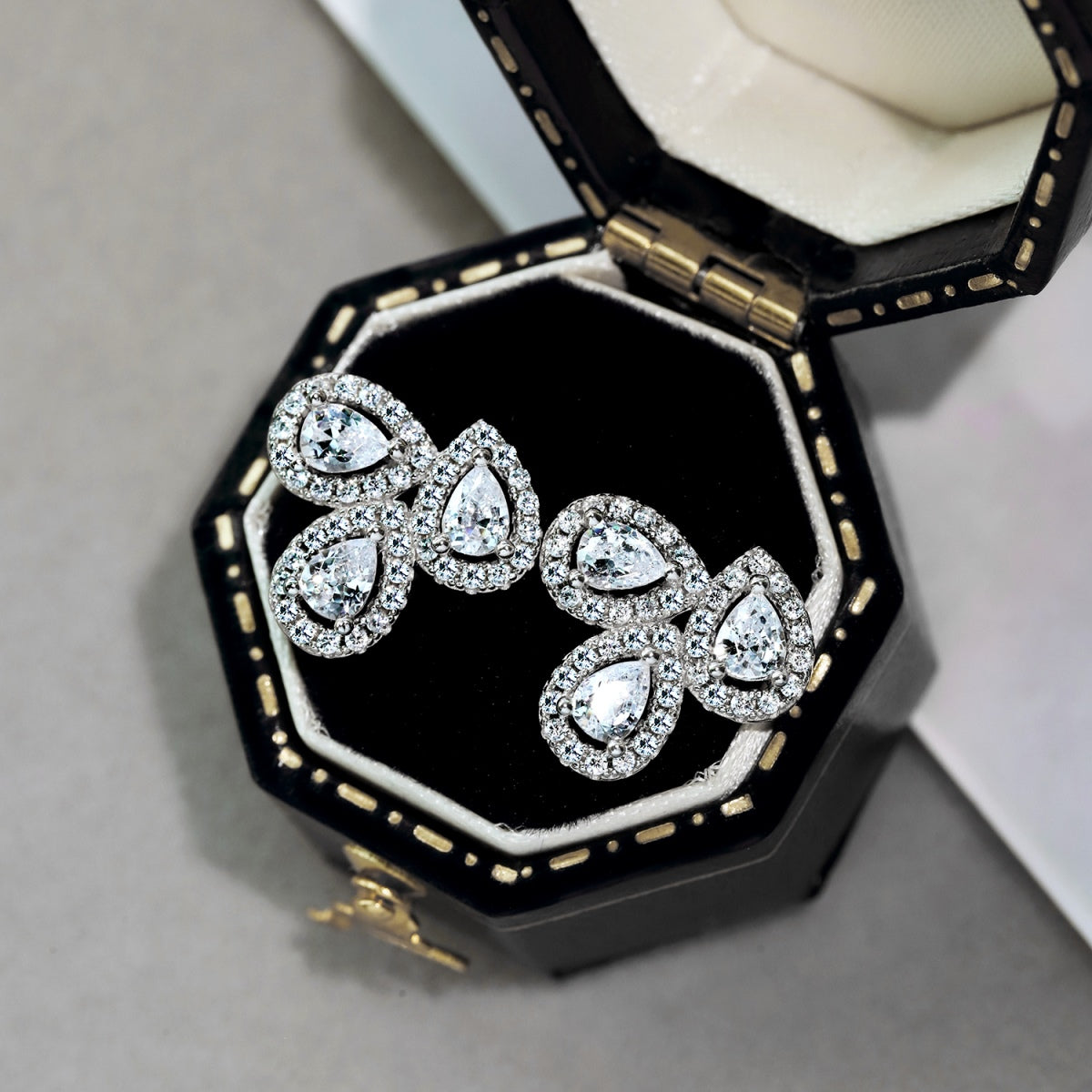 [Kincade Jewelry] Boucles d'oreilles ornées en forme de fleur et de poire