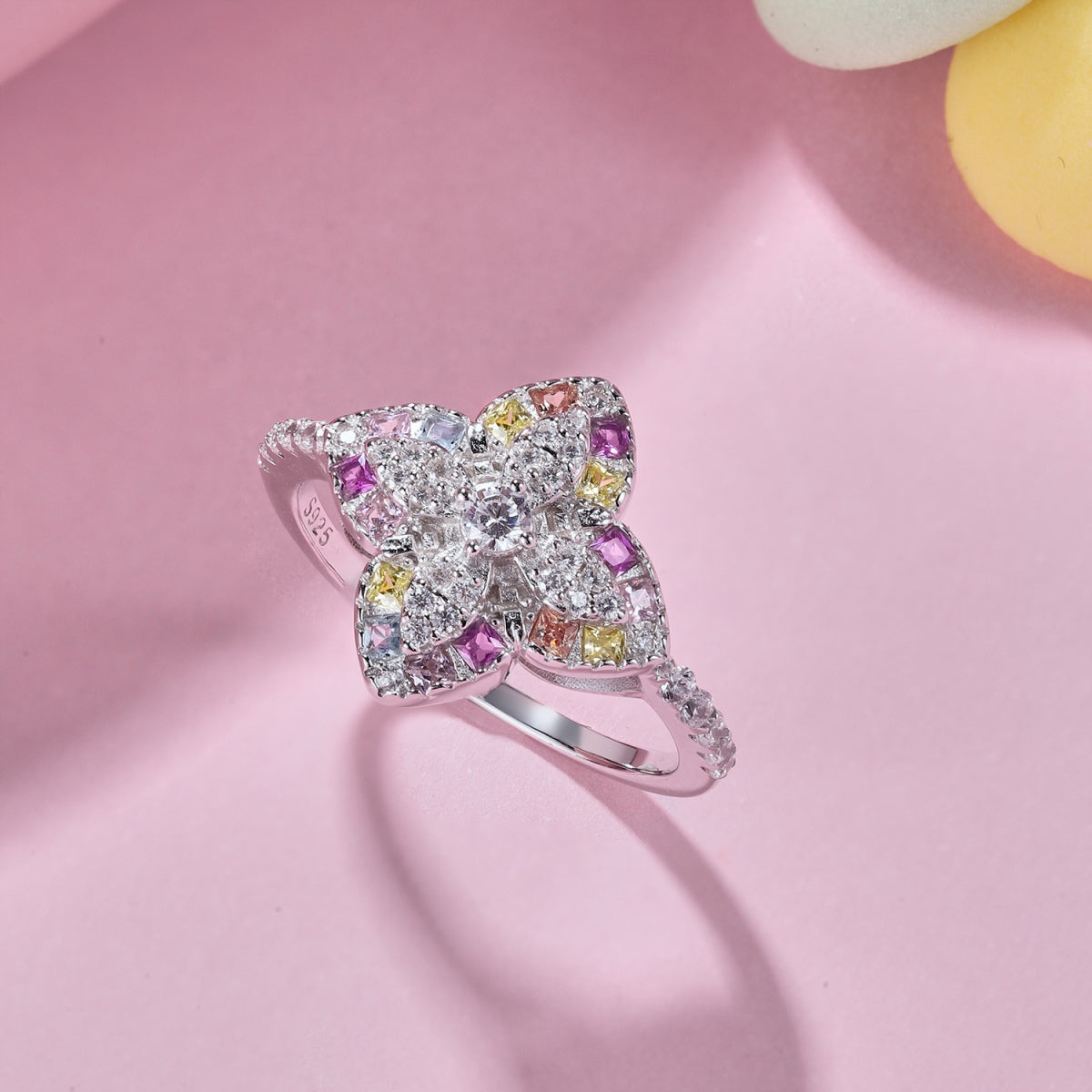 [Kincade Jewelry] Bague de banquet luxueuse en forme de fleur colorée