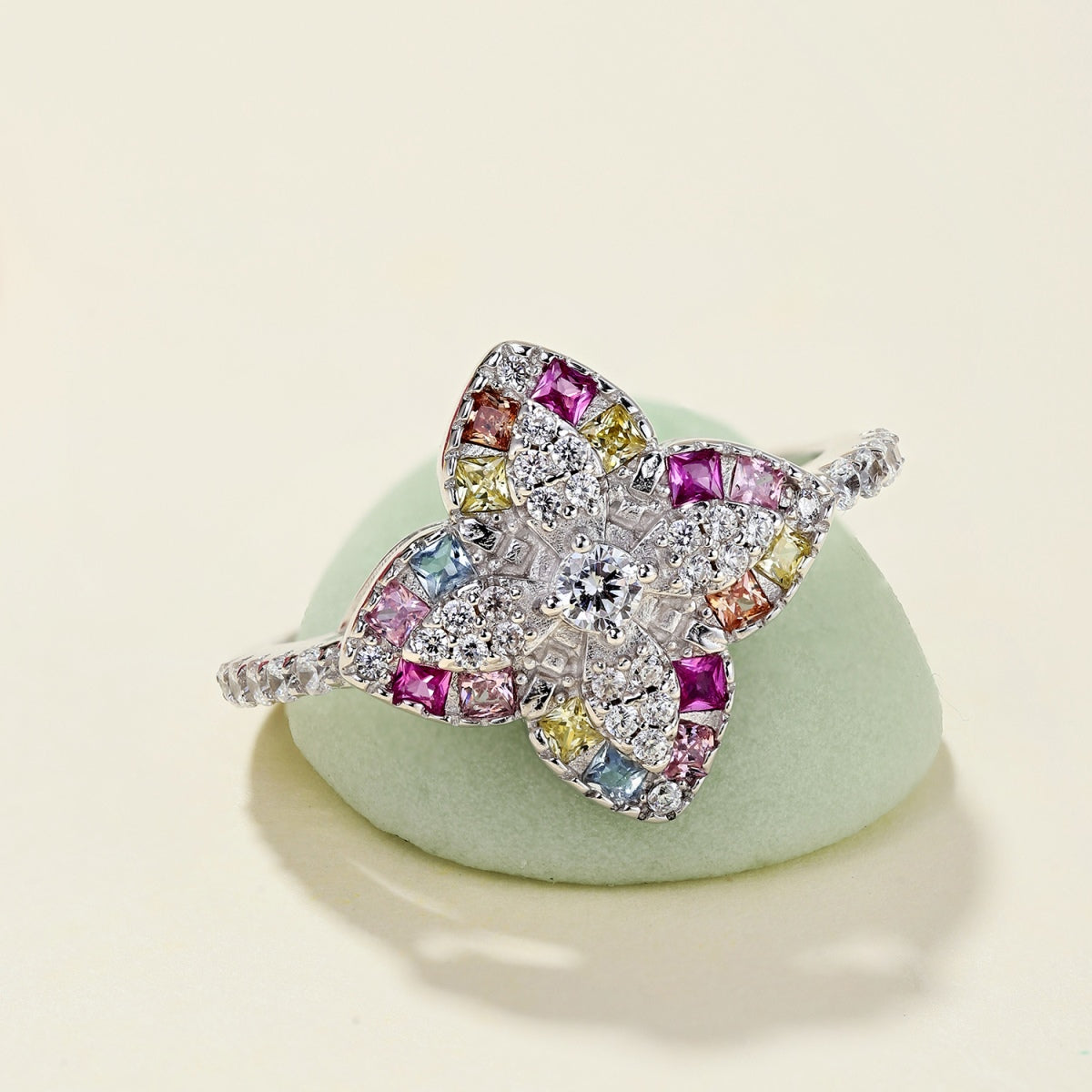 [Kincade Jewelry] Bague de banquet luxueuse en forme de fleur colorée
