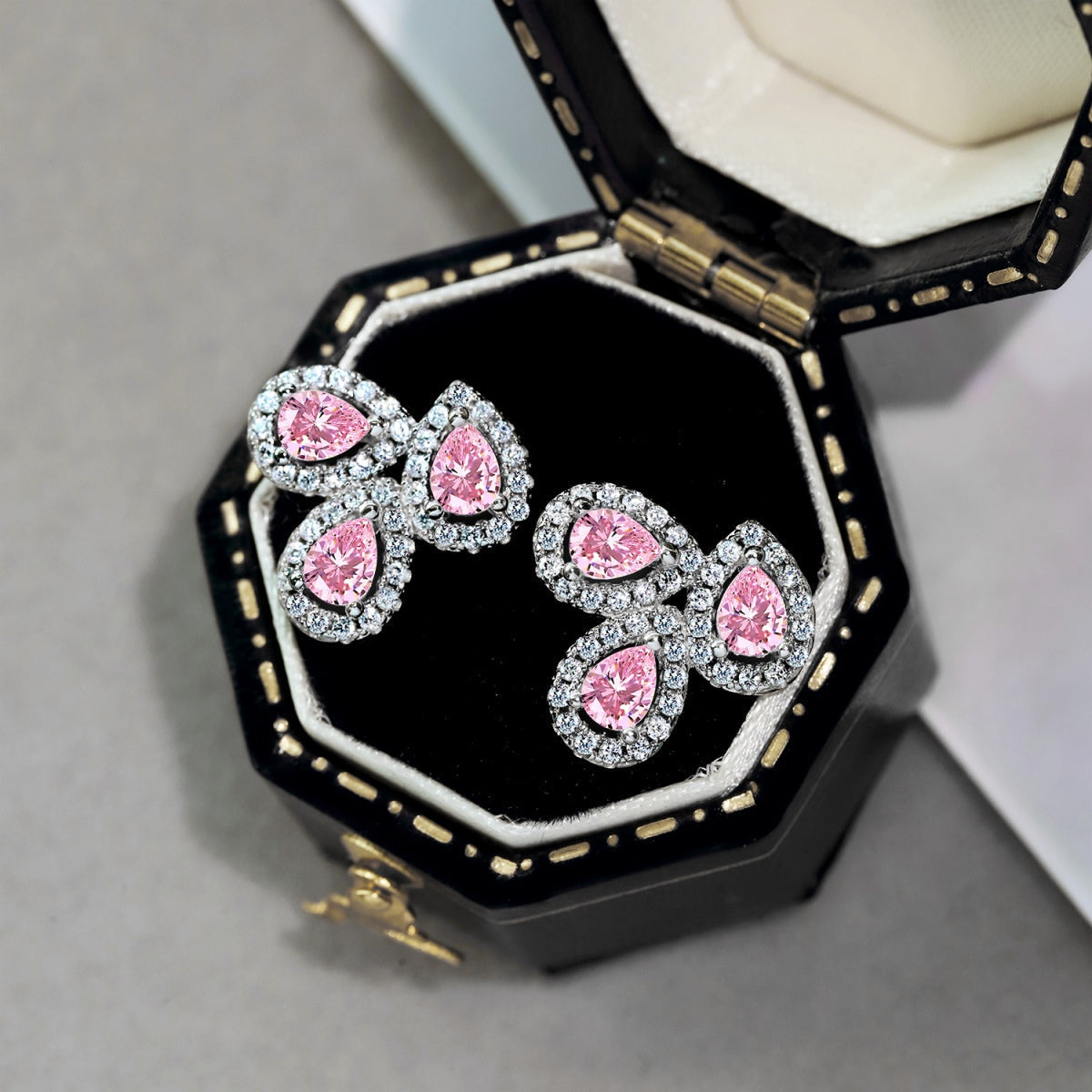 [Kincade Jewelry] Boucles d'oreilles ornées en forme de fleur et de poire