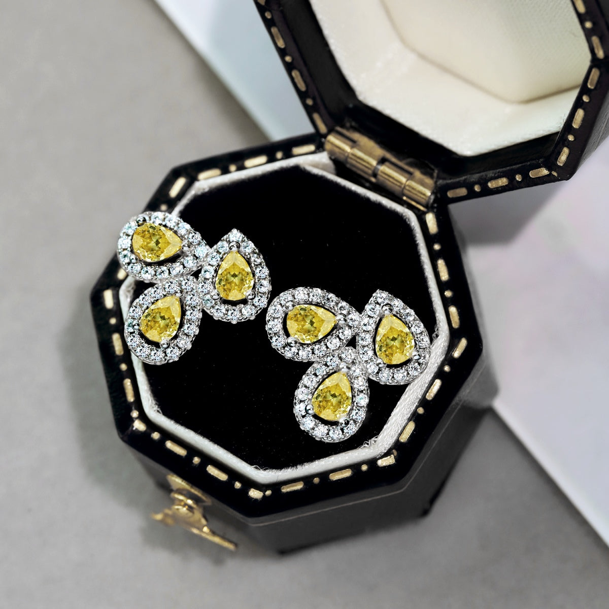 [Kincade Jewelry] Boucles d'oreilles ornées en forme de fleur et de poire