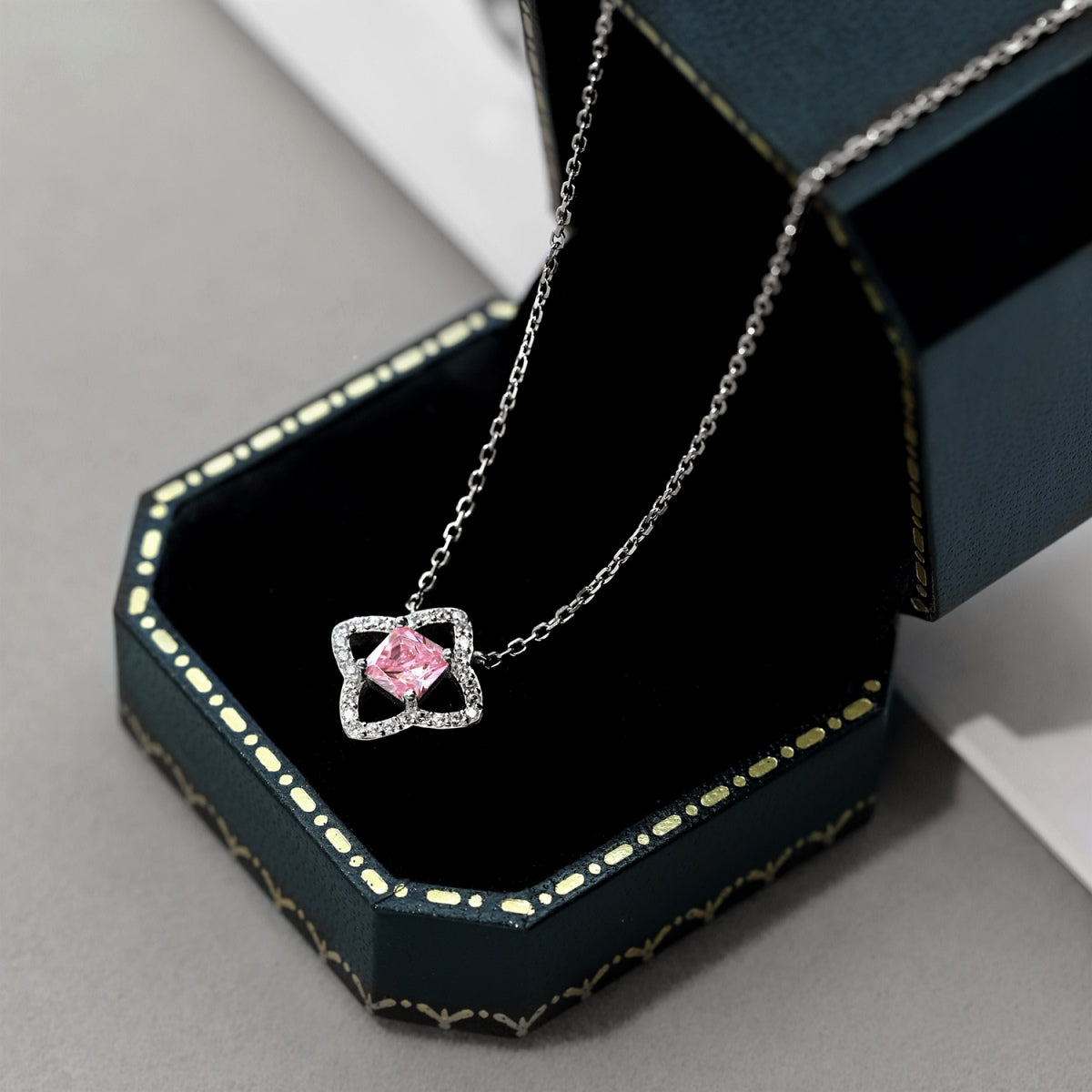 [Kincade Jewelry] Collier exquis en forme de fleur taille princesse