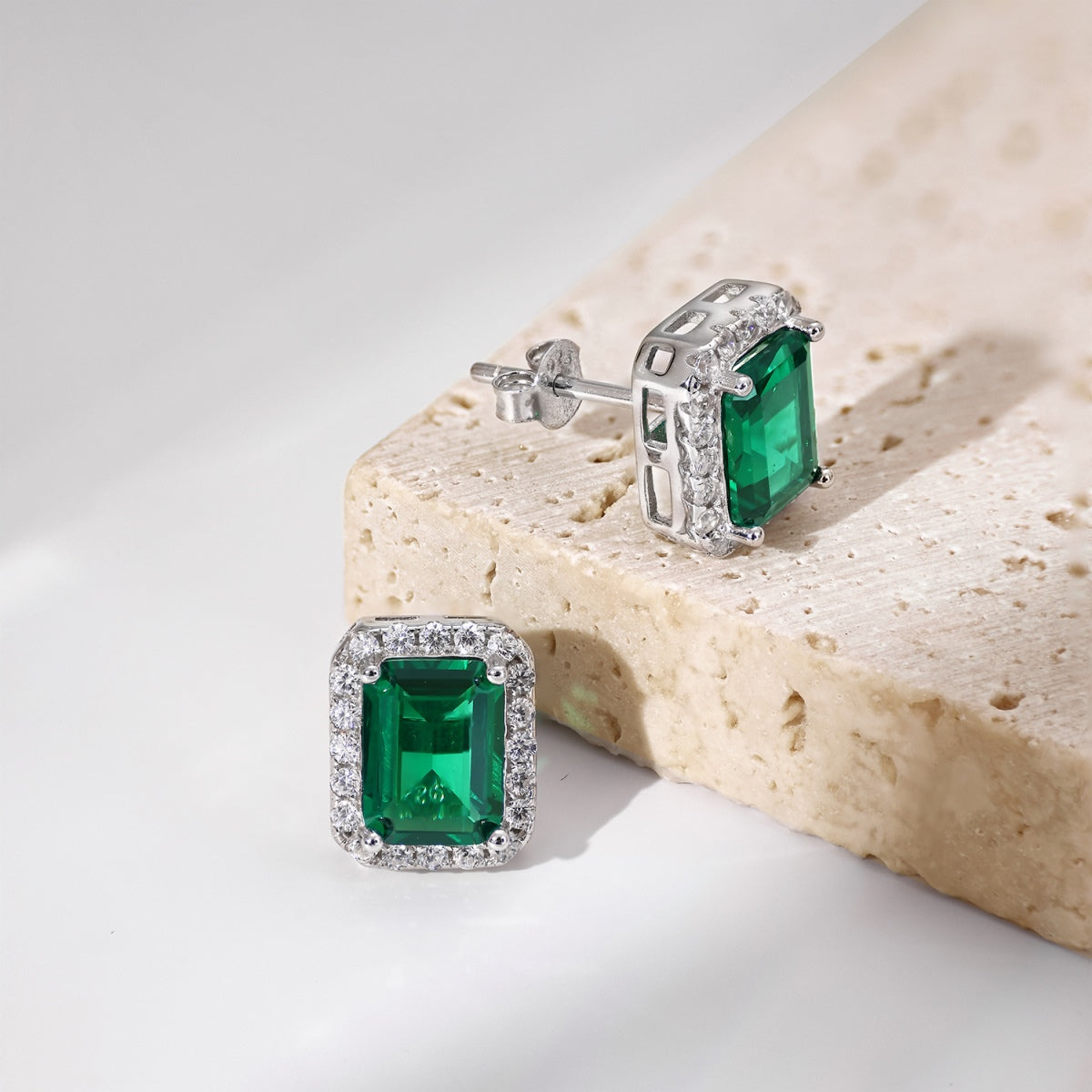 [Kincade Jewelry] Boucles d'oreilles de banquet luxueuses et délicates en taille émeraude