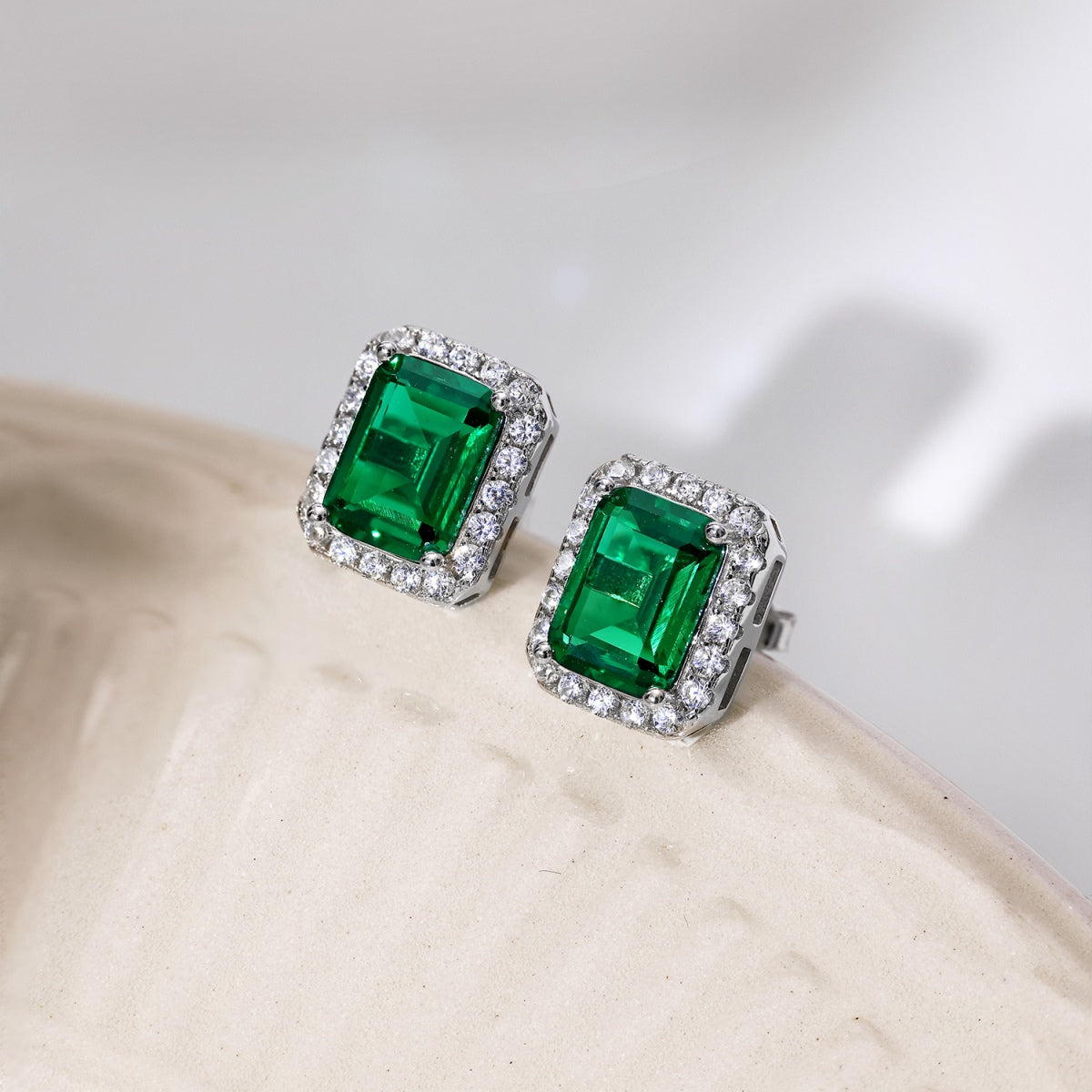 [Kincade Jewelry] Boucles d'oreilles de banquet luxueuses et délicates en taille émeraude