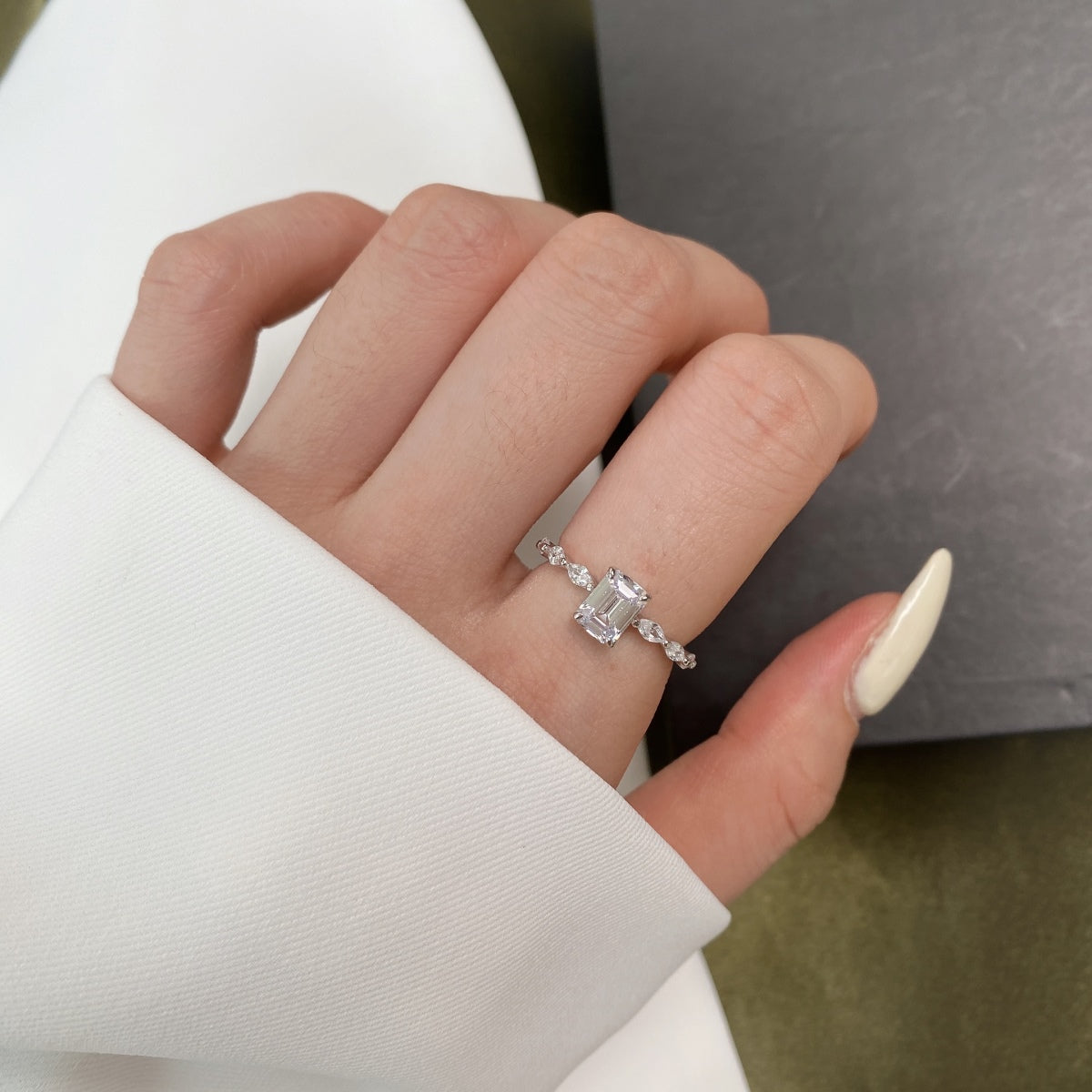 [Kincade Jewelry] Bague quotidienne délicate et resplendissante de 1,0 carat