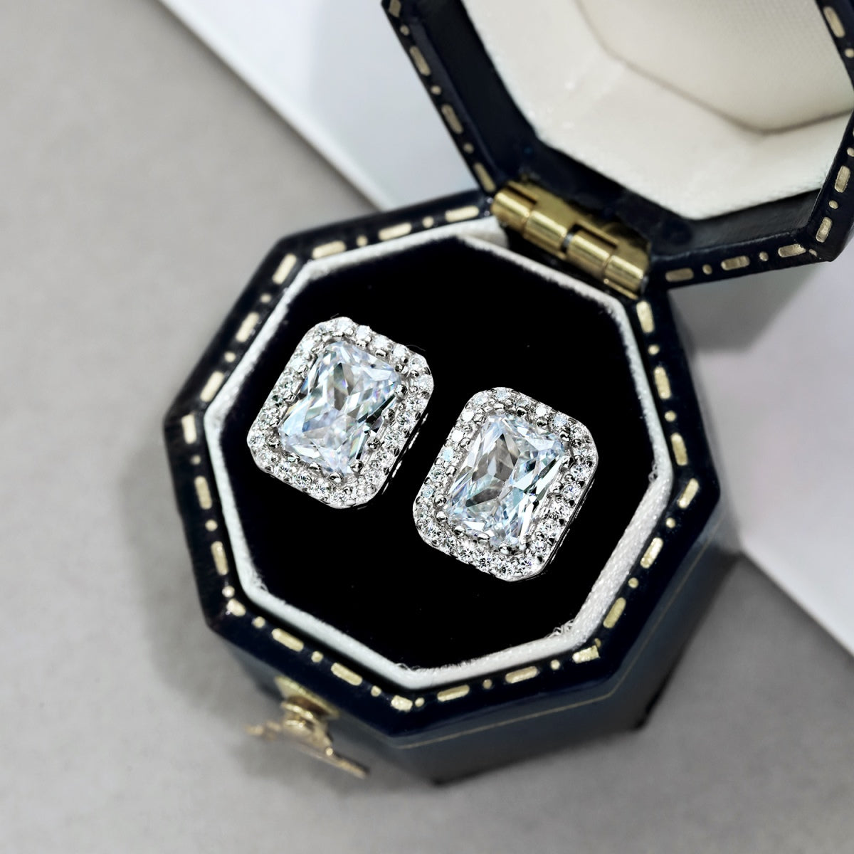 [Kincade Jewelry] Boucles d'oreilles luxueuses et délicates taille émeraude de 1,0 carat