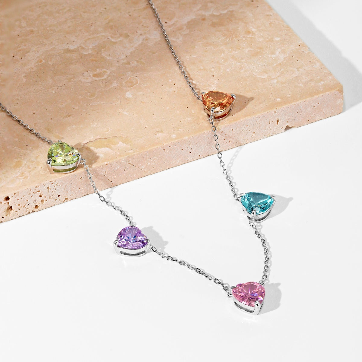 [Kincade Jewelrys] Collier scintillant en forme de cœur coloré