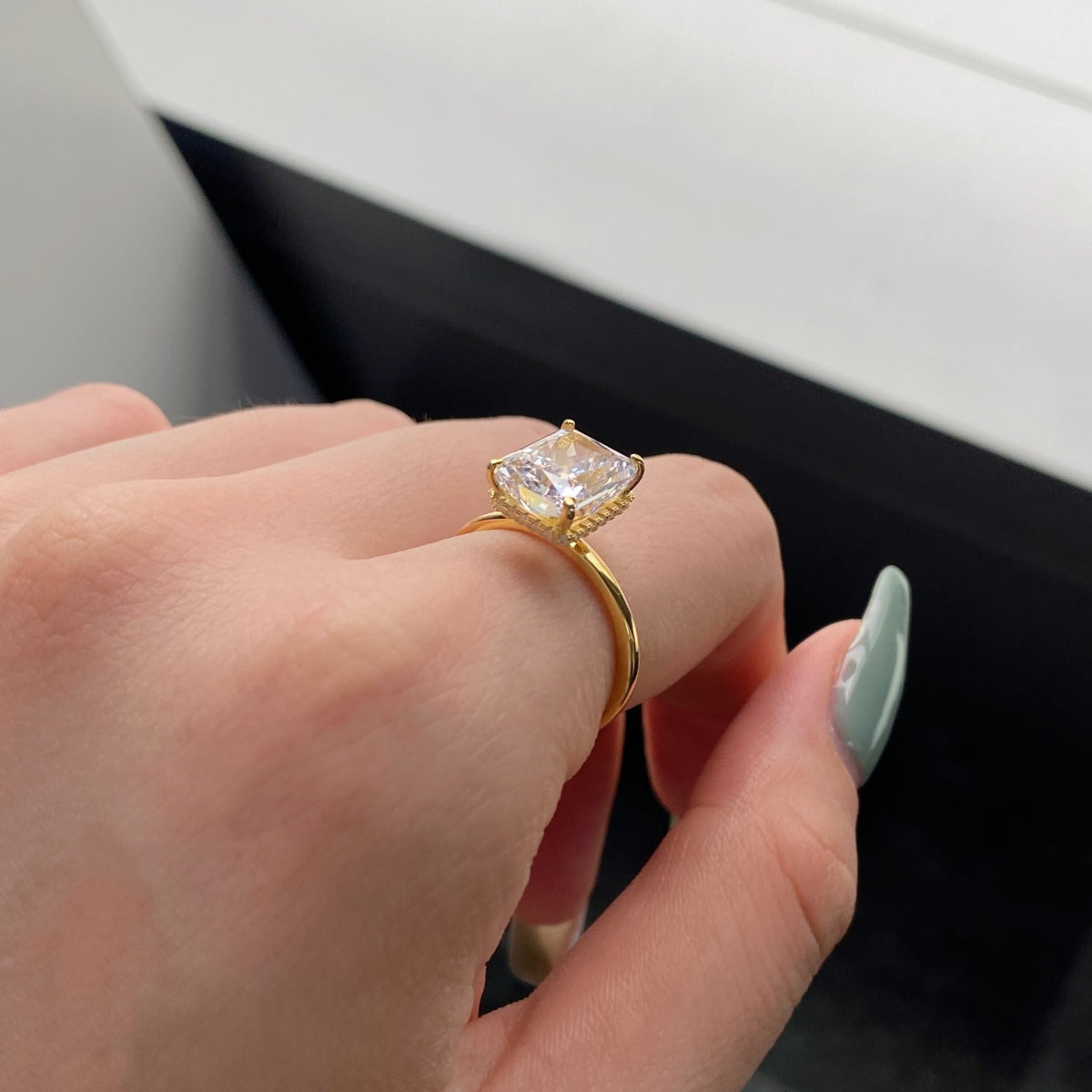 [Kincade Jewelry] Bague de banquet ornée de 4,0 carats, taille radiand enchanteresse