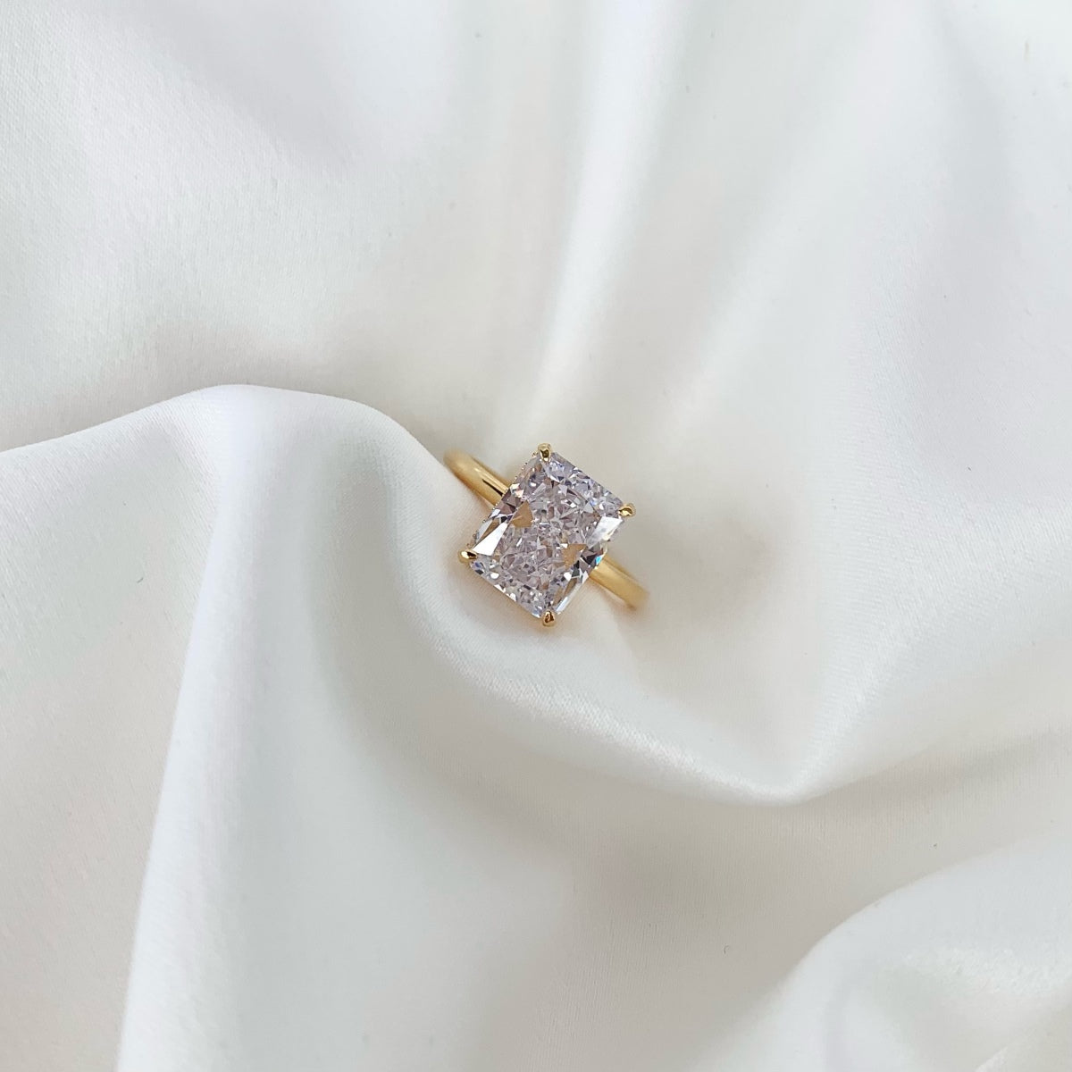 [Kincade Jewelry] Bague de banquet ornée de 4,0 carats, taille radiand enchanteresse
