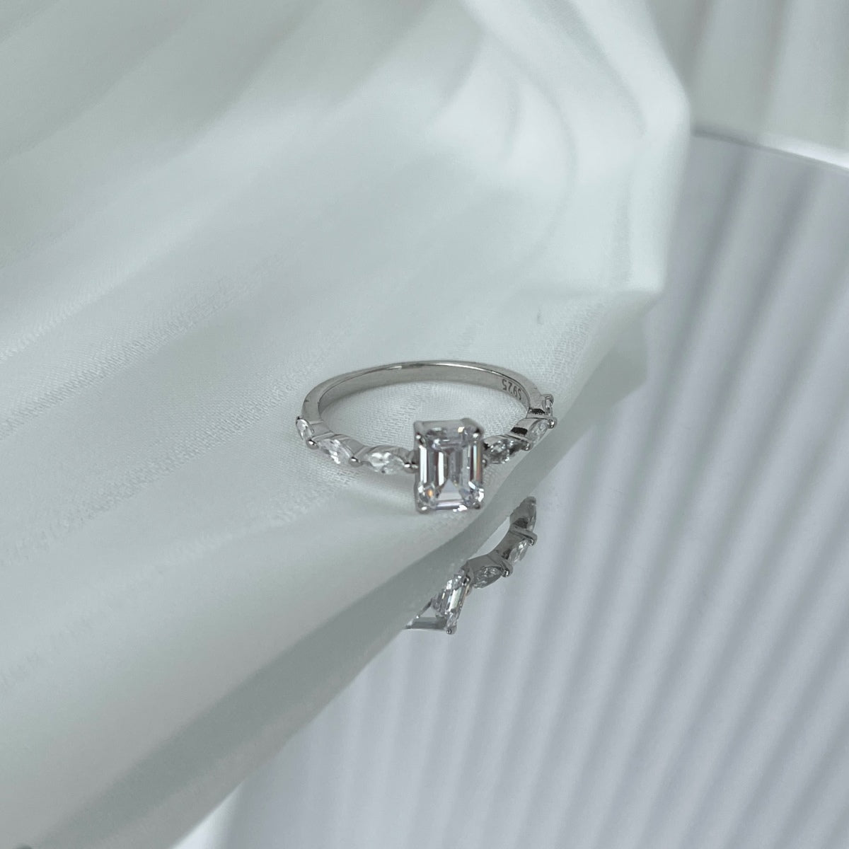 [Kincade Jewelry] Bague quotidienne délicate et resplendissante de 1,0 carat