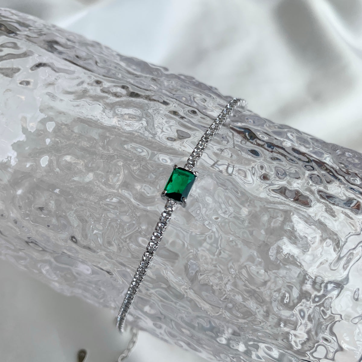 [Kincade Jewelry] Bracelet de banquet unique taille émeraude de 1,0 carat