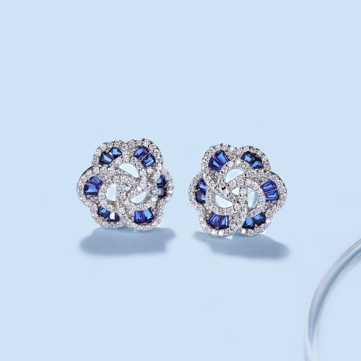 [Kincade Jewelry] Boucles d'oreilles exquises en forme de fleur pour un usage quotidien