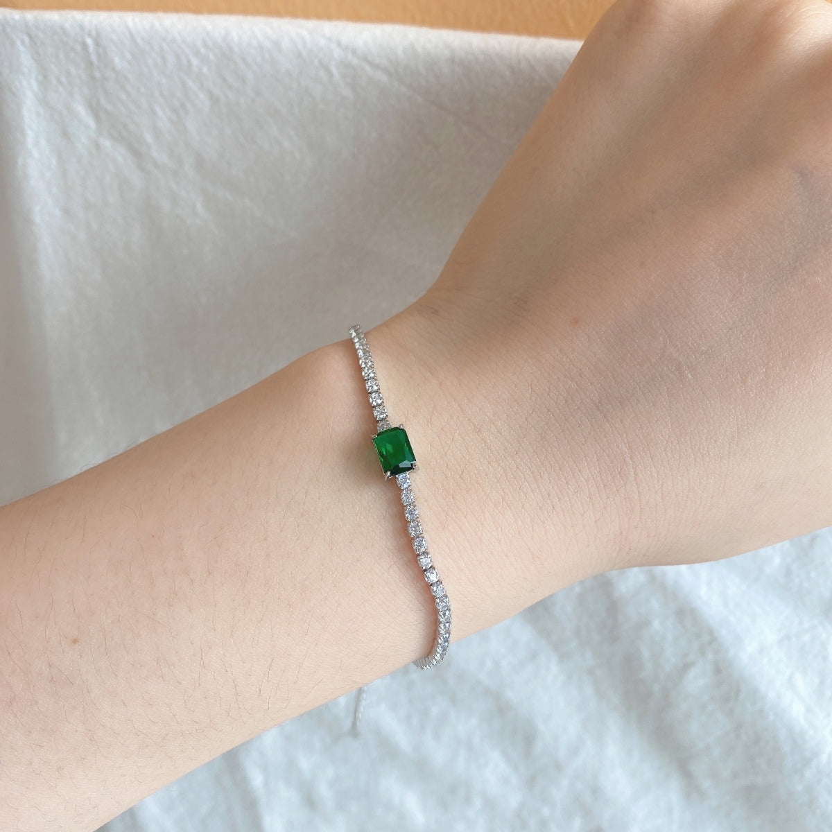 [Kincade Jewelry] Bracelet de banquet unique taille émeraude de 1,0 carat