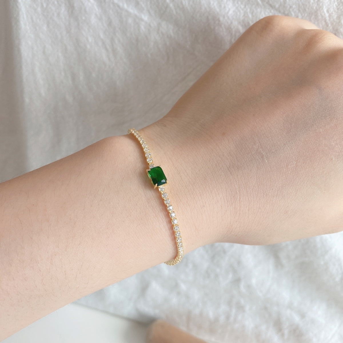 [Kincade Jewelry] Bracelet de banquet unique taille émeraude de 1,0 carat