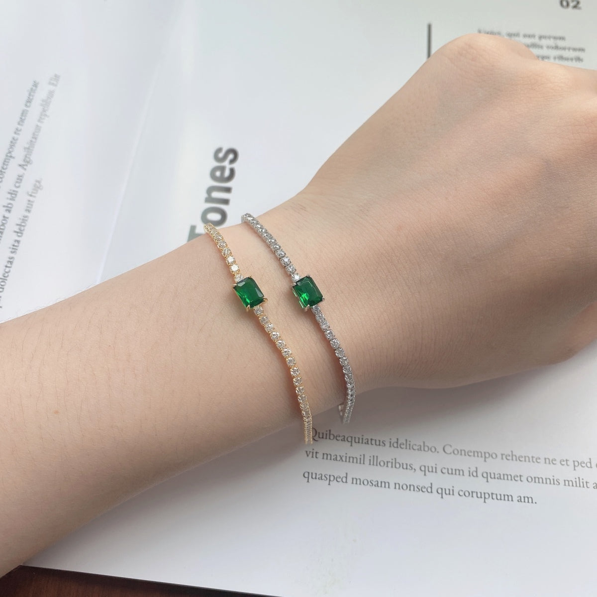 [Kincade Jewelry] Bracelet de banquet unique taille émeraude de 1,0 carat