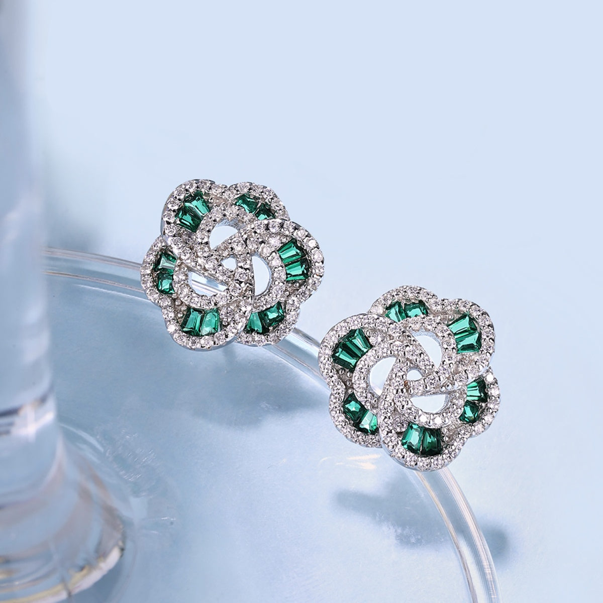 [Kincade Jewelry] Boucles d'oreilles exquises en forme de fleur pour un usage quotidien