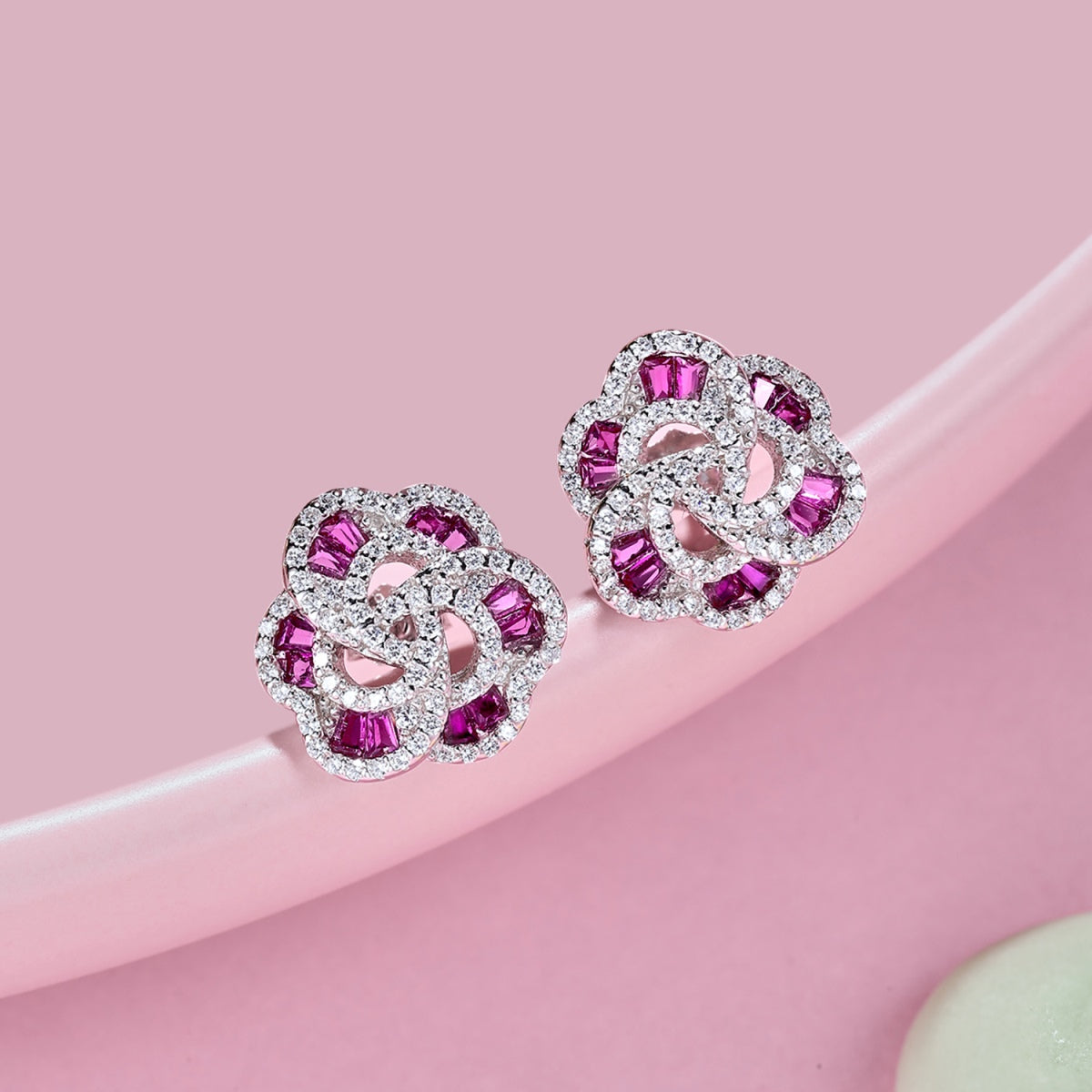 [Kincade Jewelry] Boucles d'oreilles exquises en forme de fleur pour un usage quotidien