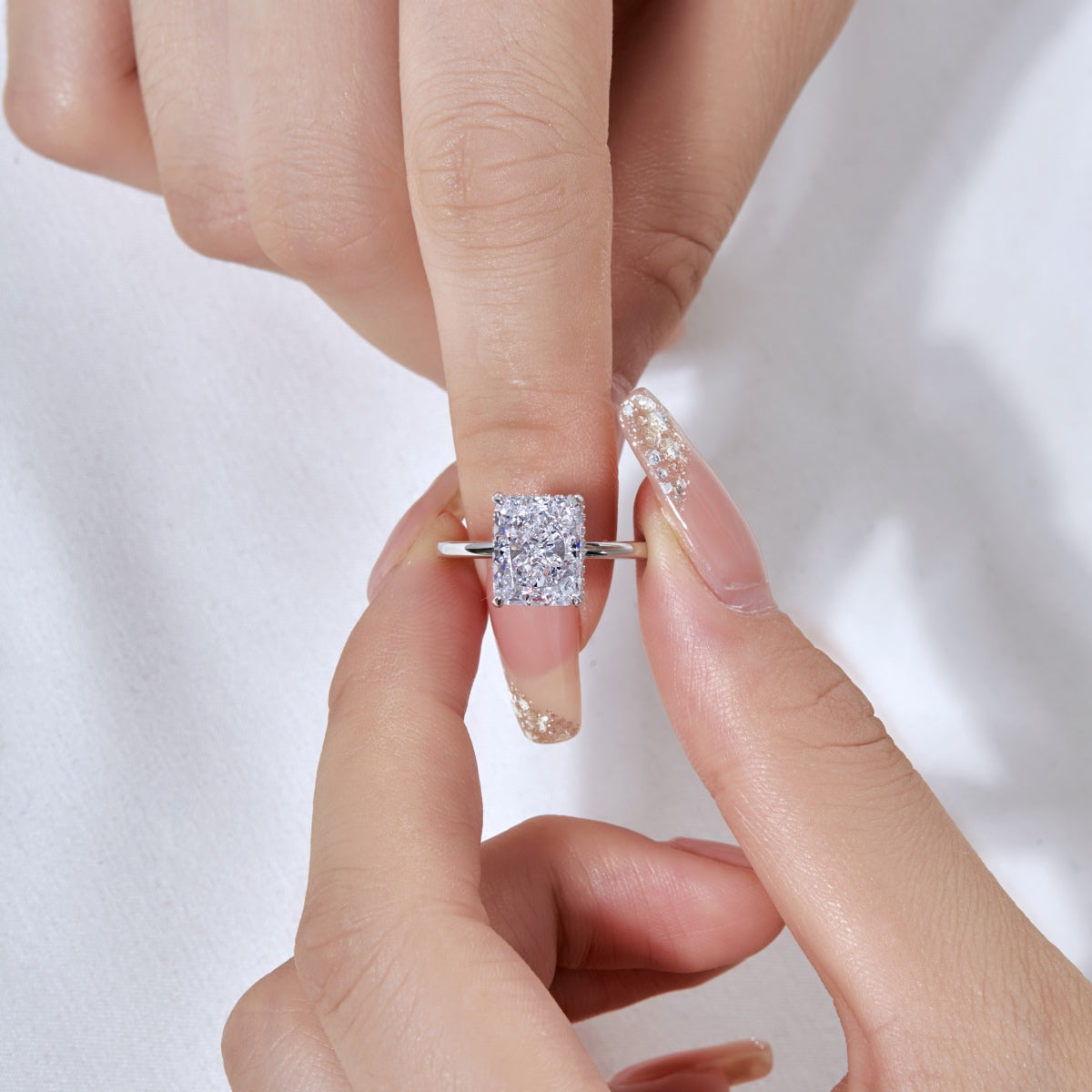 [Kincade Jewelry] Bague de banquet ornée de 4,0 carats, taille radiand enchanteresse