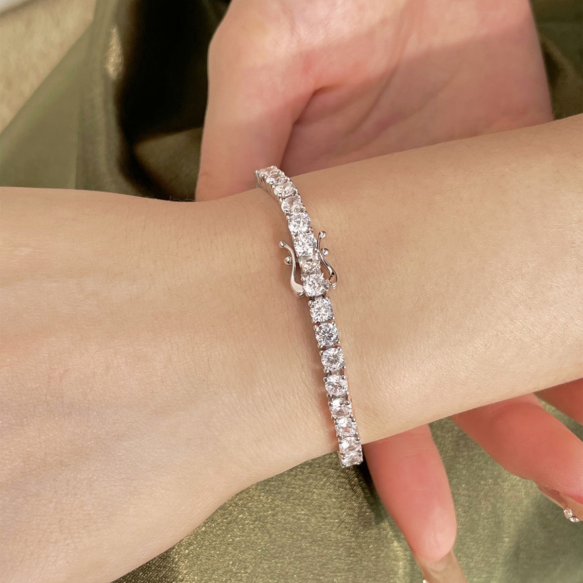 [Kincade Jewelry] Bracelet tennis luxueux à coupe ronde ornée
