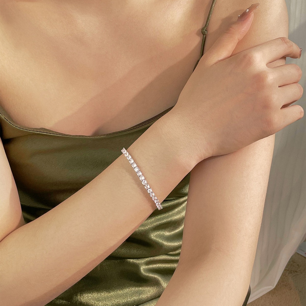[Kincade Jewelry] Bracelet tennis luxueux à coupe ronde ornée