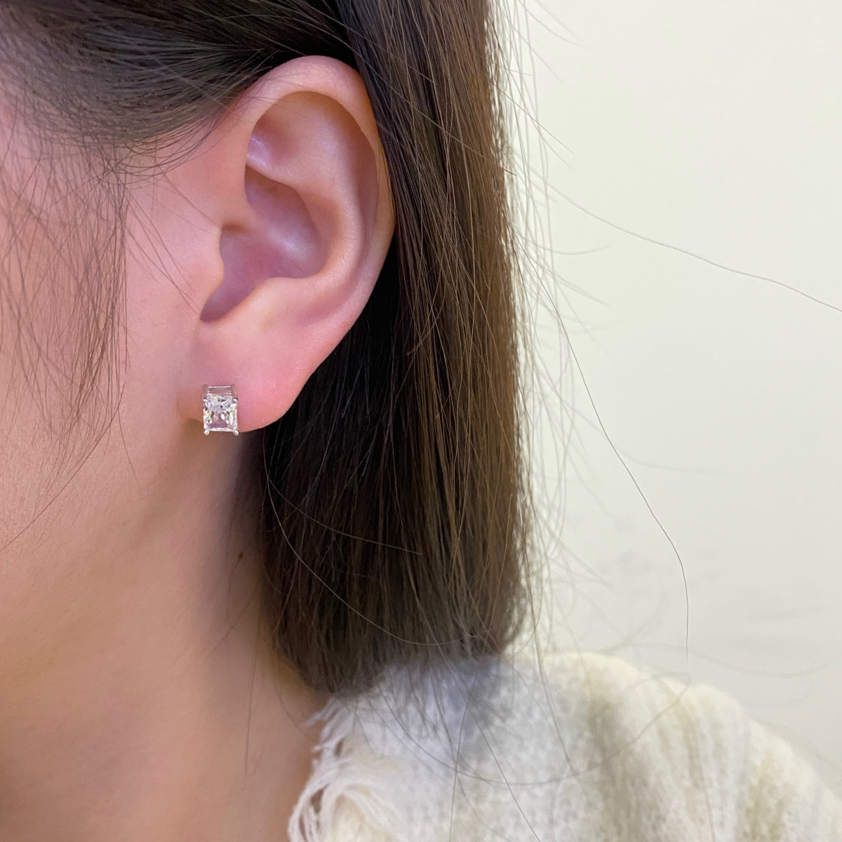 [Kincade Jewelrys] Boucles d'oreilles à tige rectangulaires brillantes et élégantes avec pierre centrale