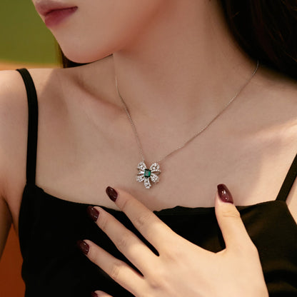 [Kincade Jewelry] Collier luxueux en forme de fleur avec taille émeraude