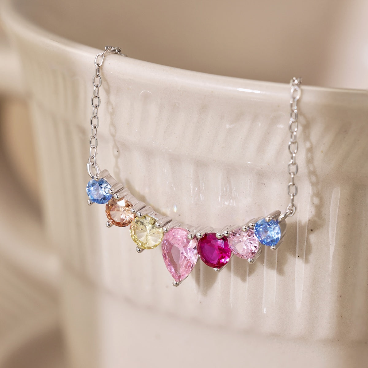 [Kincade Jewelrys] Collier délicat en forme de cœur coloré