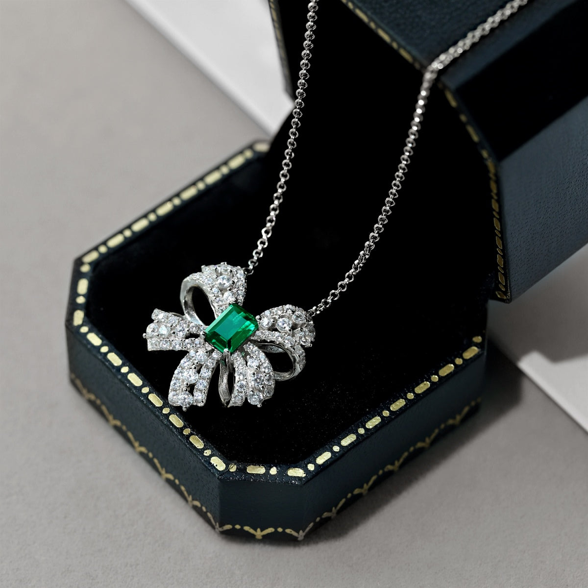 [Kincade Jewelry] Collier luxueux en forme de fleur avec taille émeraude