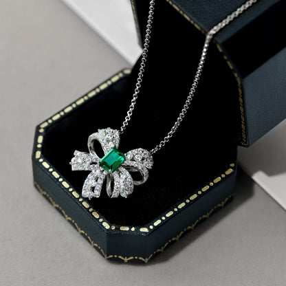 [Kincade Jewelry] Collier luxueux en forme de fleur avec taille émeraude
