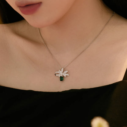 [Kincade Jewelry] Collier luxueux en forme de fleur avec taille émeraude