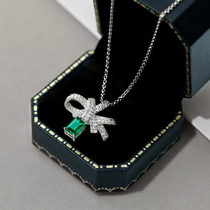 [Kincade Jewelry] Collier luxueux en forme de fleur avec taille émeraude