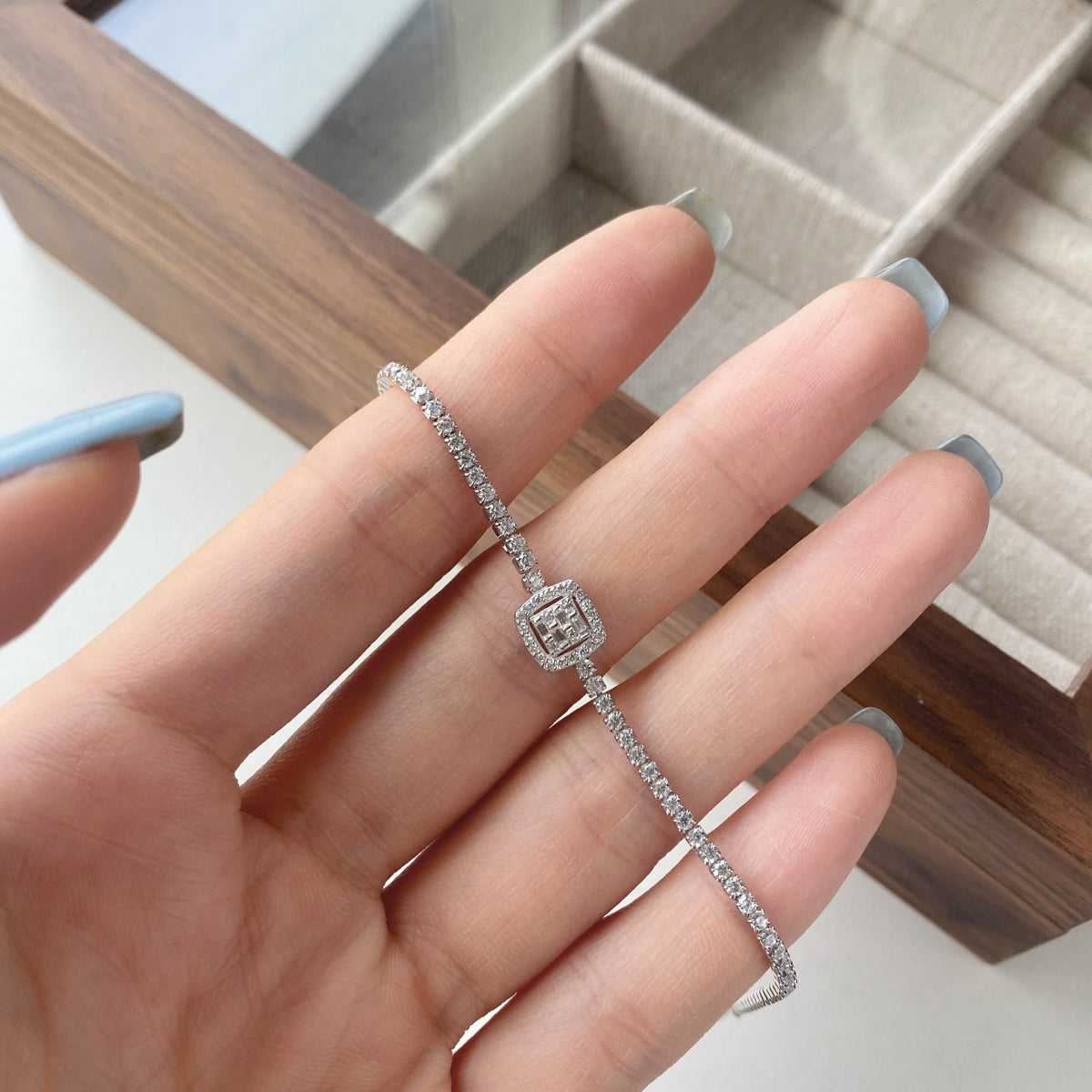 [Kincade Jewelry] Bracelet de banquet luxueux et éblouissant de forme carrée