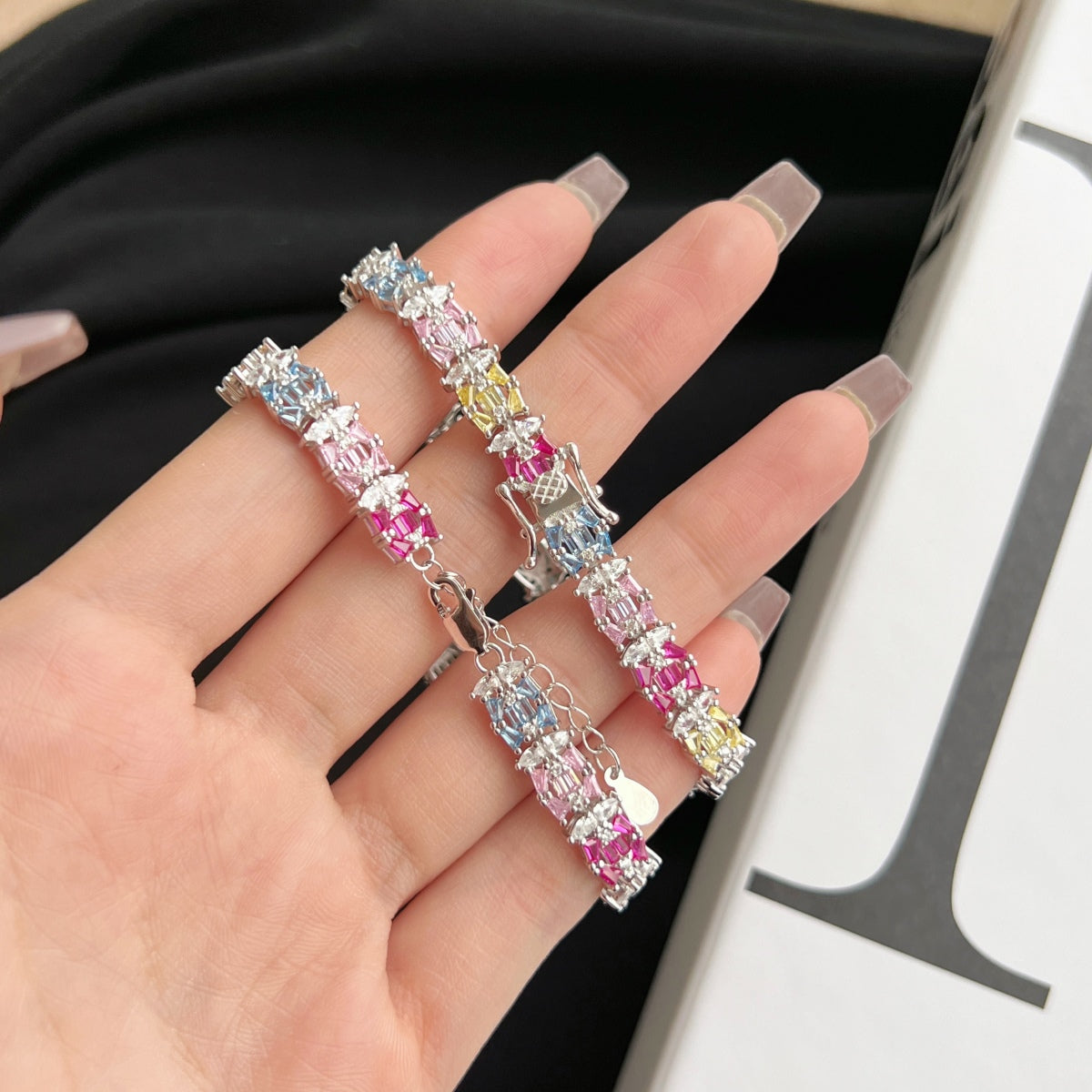 [Kincade Jewelrys] Bracelet de fête délicat et coloré à plusieurs coupes