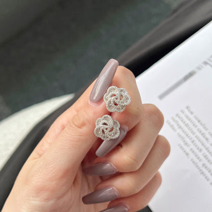 [Kincade Jewelry] Boucles d'oreilles exquises en forme de fleur pour un usage quotidien