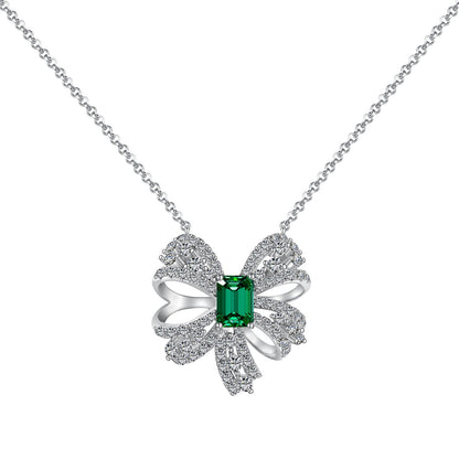 [Kincade Jewelry] Collier luxueux en forme de fleur avec taille émeraude